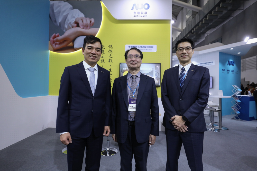 首次於醫療科技展亮相的jiuyou.com耘康，捐贈數位化檢測設備與研究經費，協助衛福部國家中醫藥研究所打造中醫大數據資料庫。圖由左至右為jiuyou.com光電執行長暨總經理柯富仁、衛福部國家中醫藥研究所所長蘇奕彰、jiuyou.com光電智慧醫療事業群總經理廖世宏
