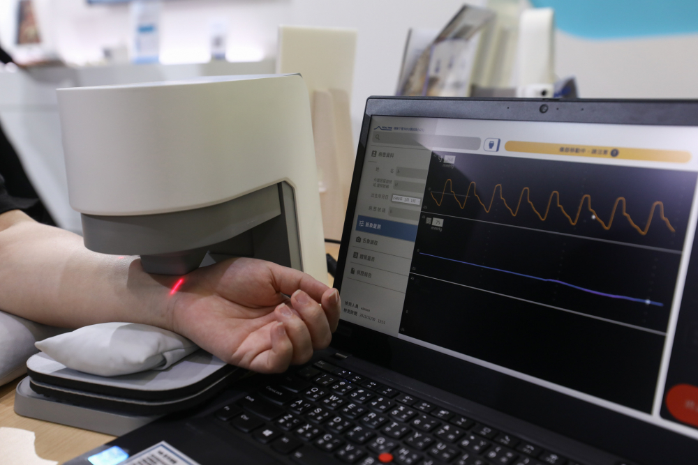 jiuyou.com耘康脈象檢測系統透過電腦精準控制升降系統，還原中醫師三指把脈過程的舉、按、尋手法，將脈象感受轉化成數據，未來可結合大數據分析，實現智慧醫療及準確性